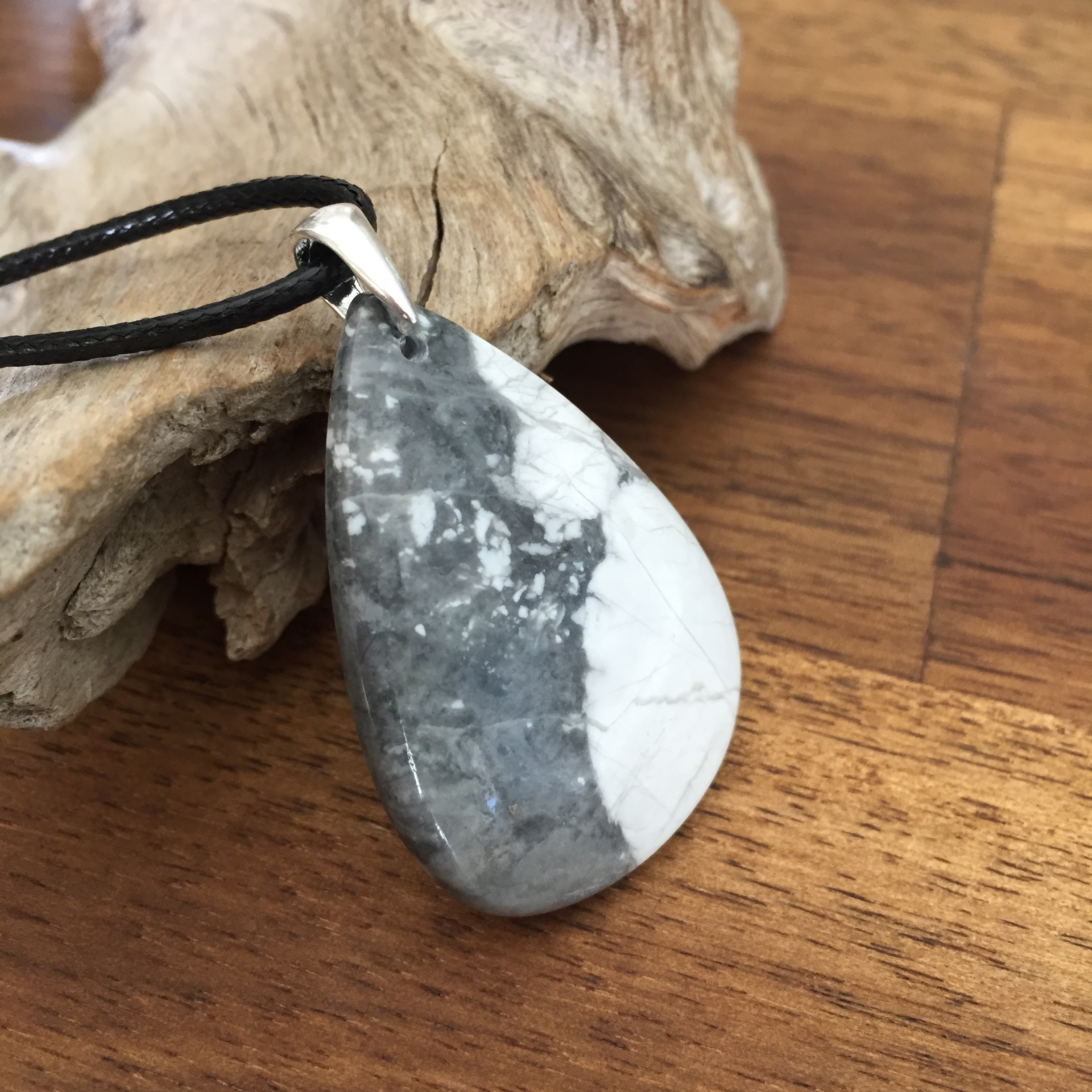 pendentif howlite, bélière argent 925, cordon coton ciré offert.