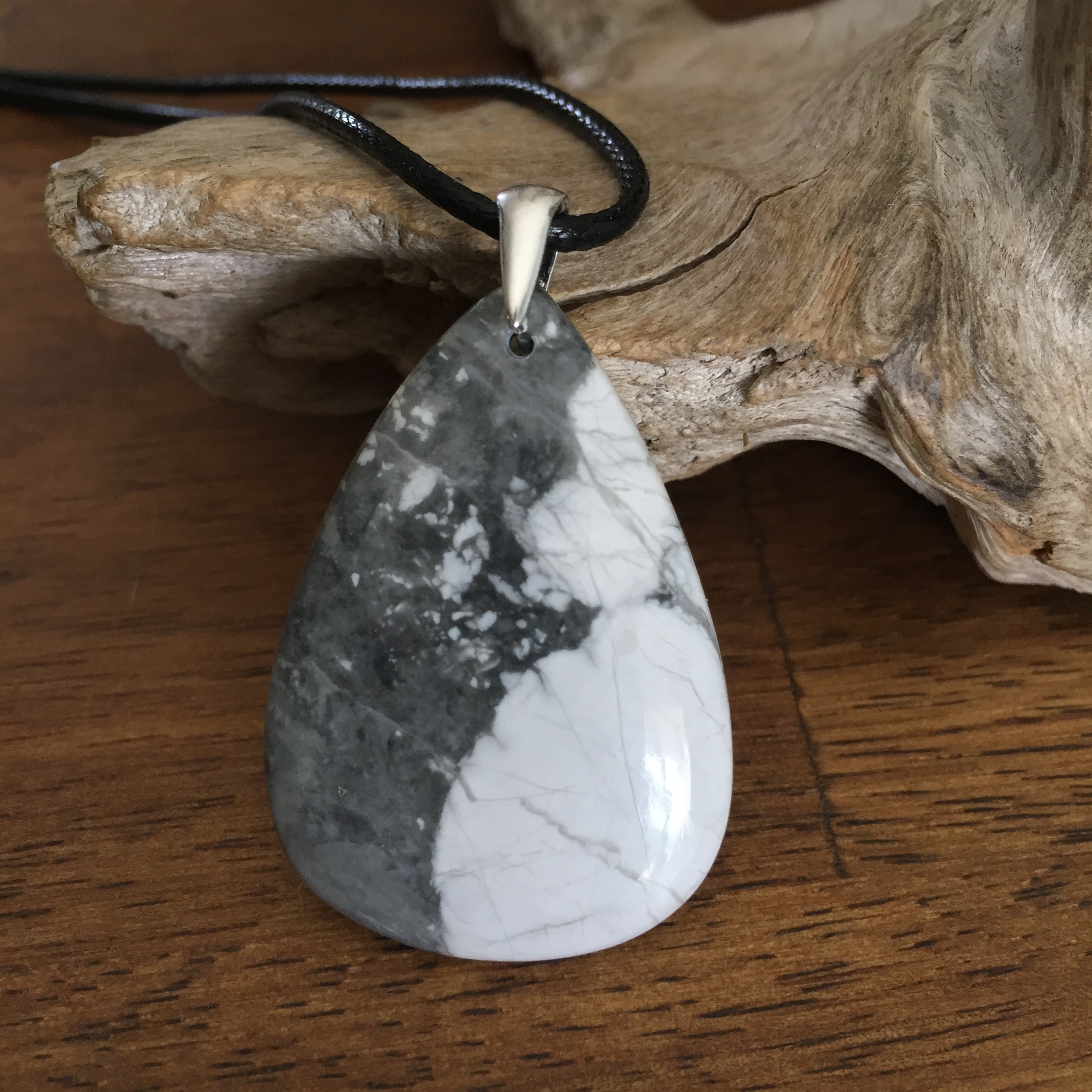 pendentif howlite, bélière argent 925, cordon coton ciré offert.