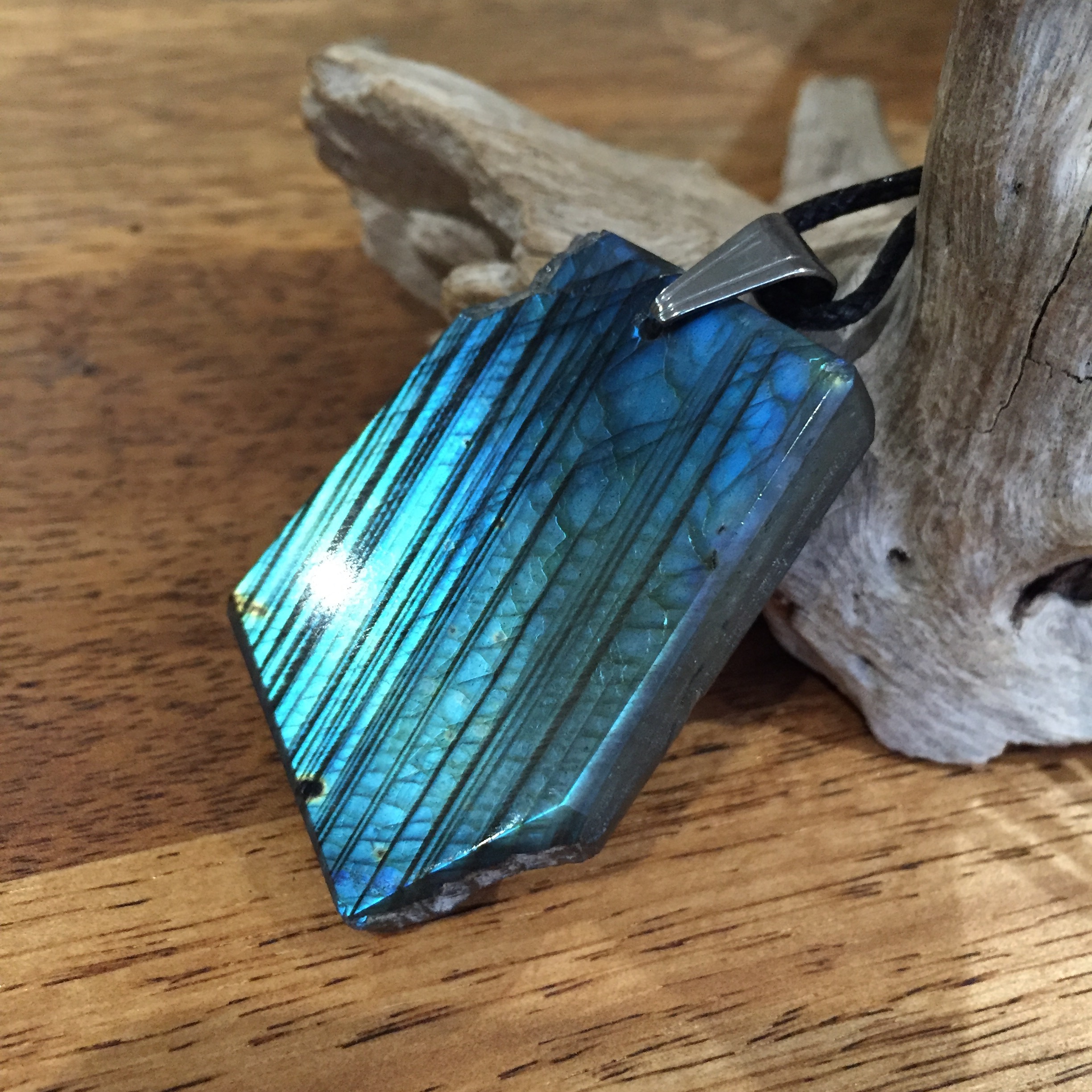 Pendentif Labradorite Brute/polie, bélière acier inoxydable, cordon coton ciré offert