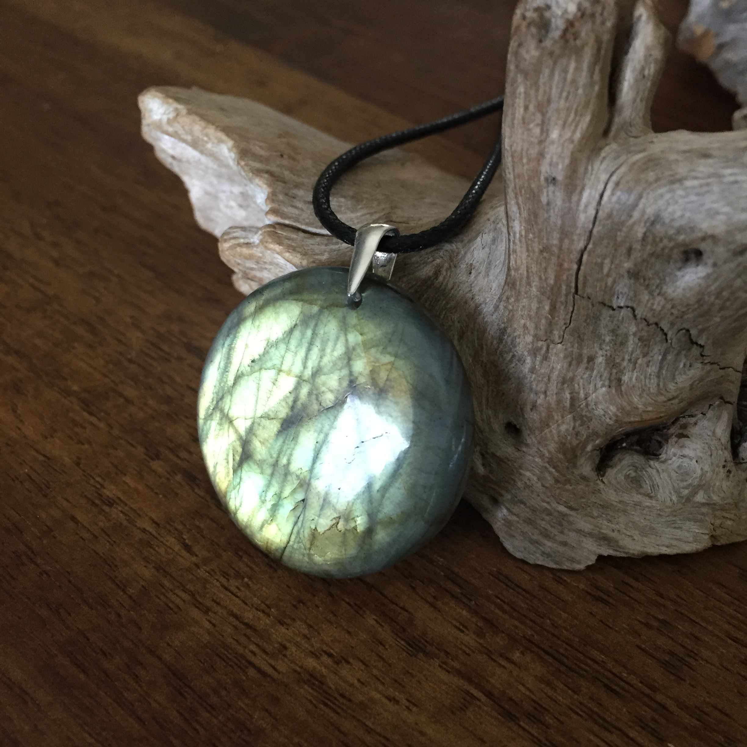 Pendentif labradorite, bélière argent 925, cordon coton ciré offert