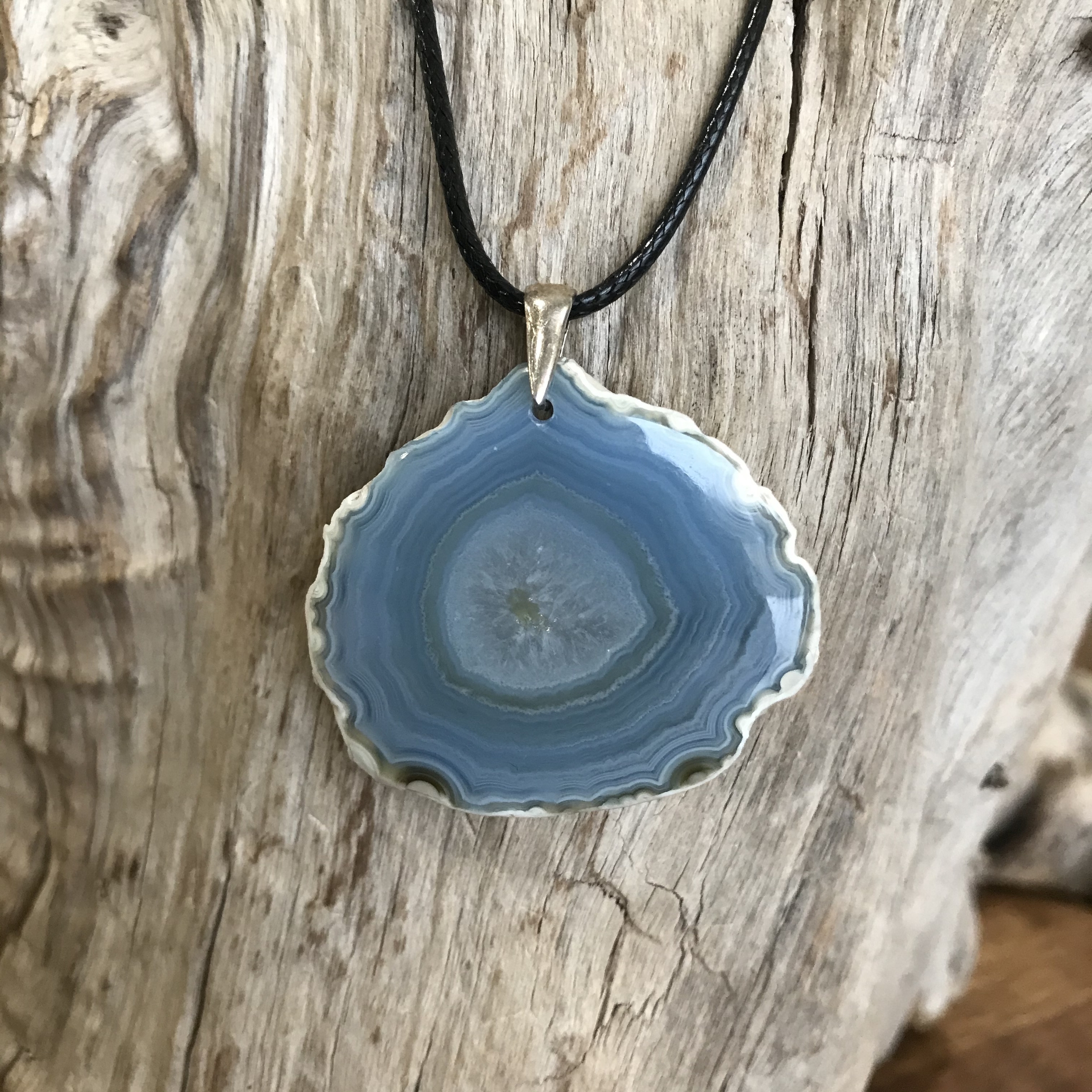 Pendentif Calcédoine bleue (agate blue lace), cordon coton ciré offert