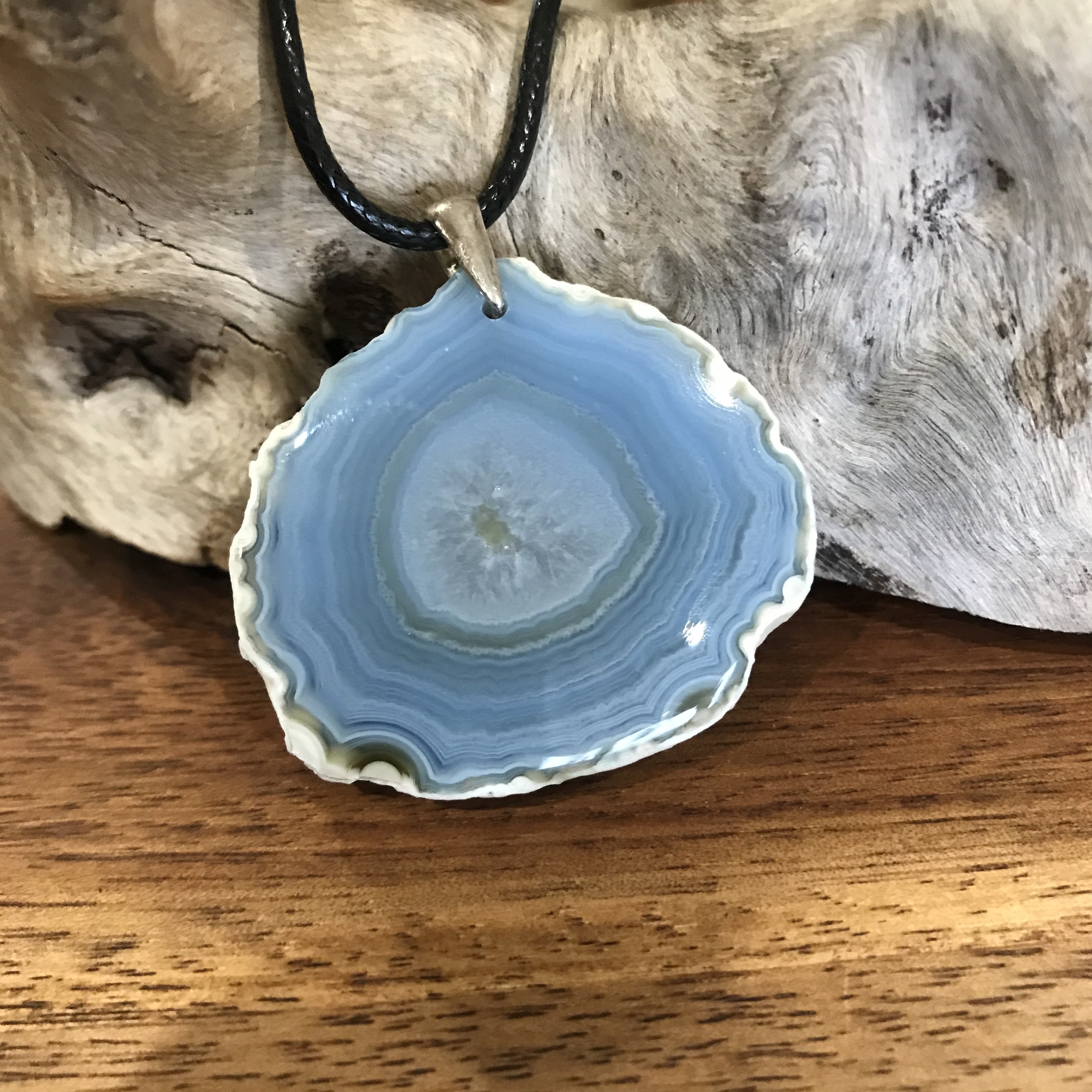 Pendentif Calcédoine bleue (agate blue lace), cordon coton ciré offert