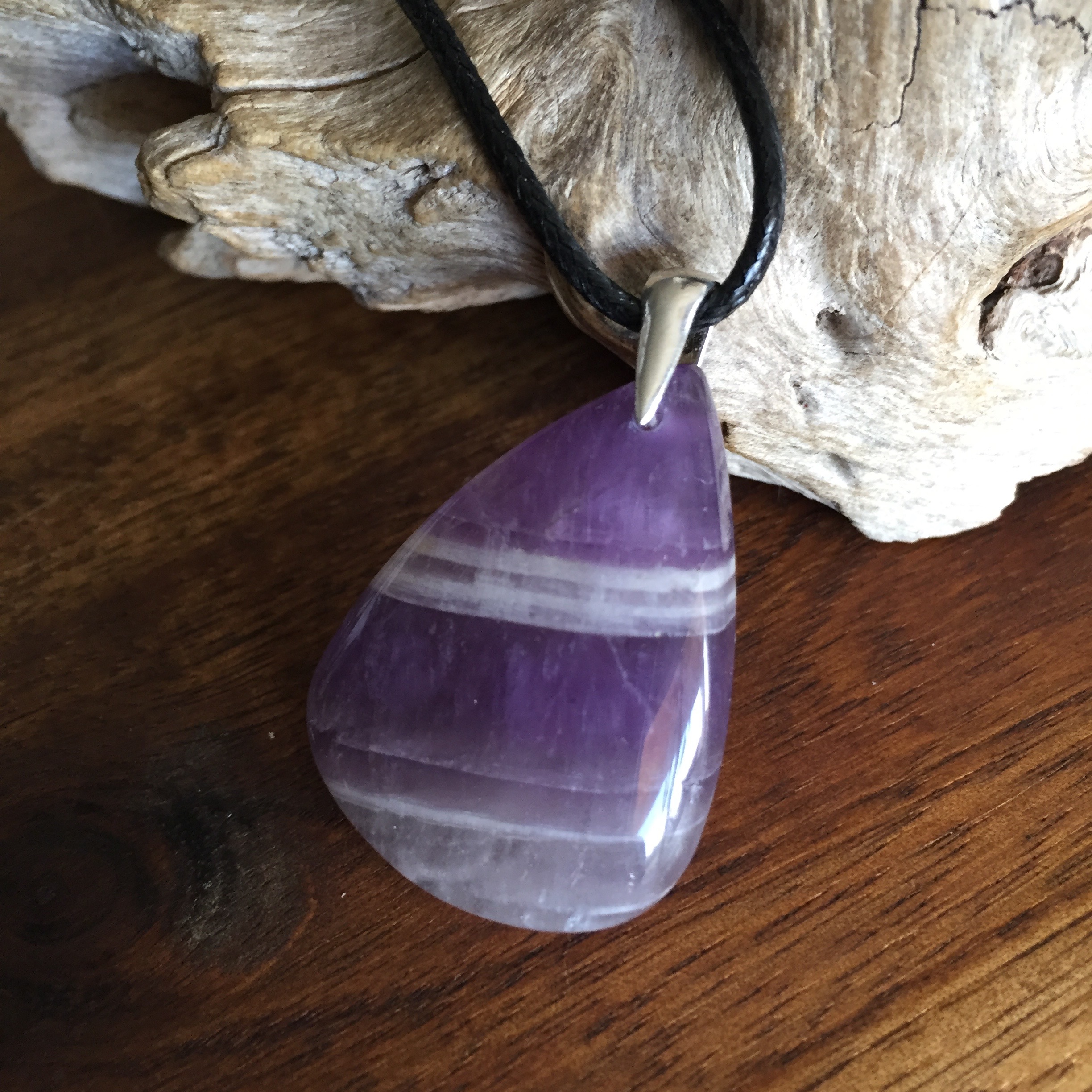 Pendentif Amethyste chevron, bélière argent 925, cordon coton ciré offert