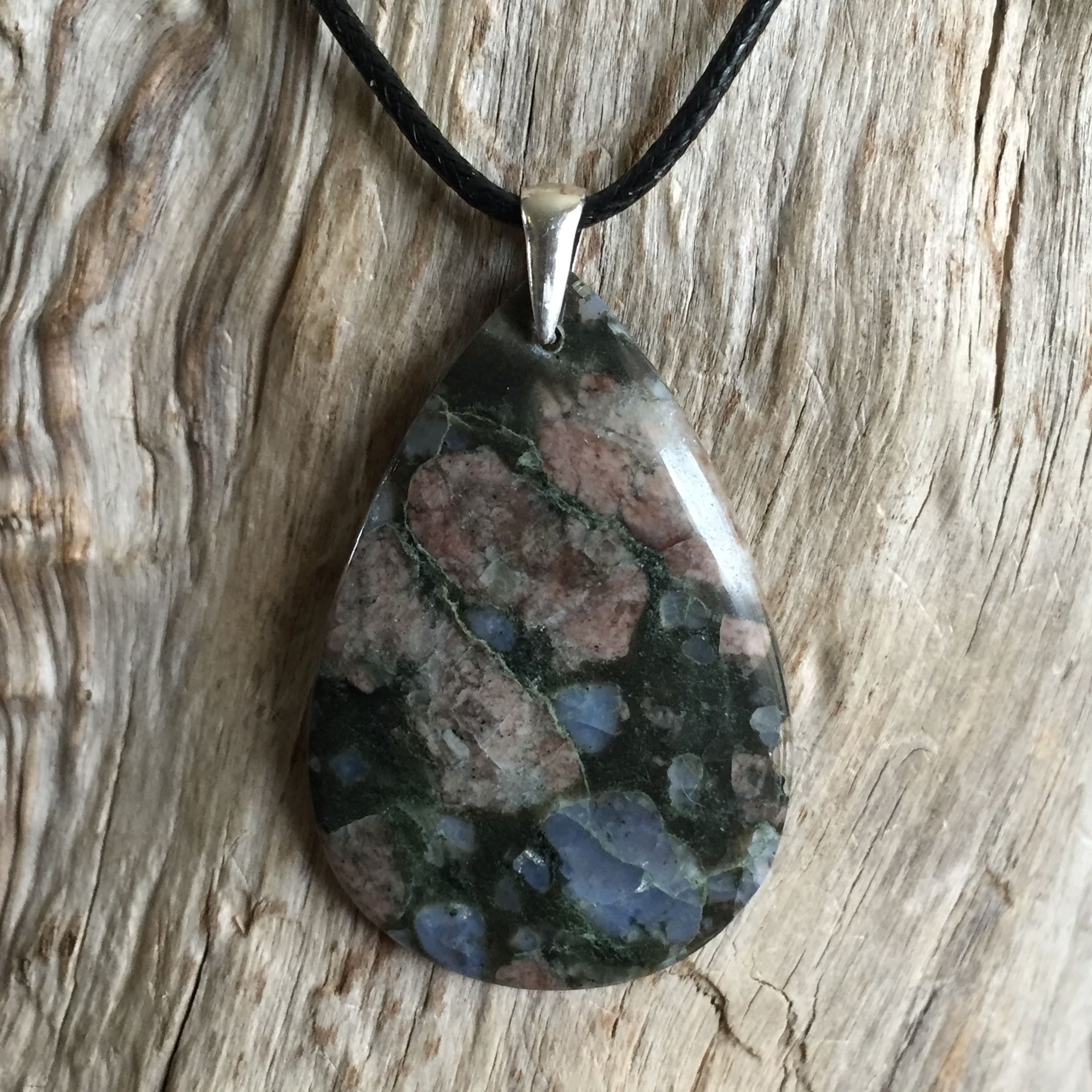 pendentif llanite, bélière argent 925, cordon coton ciré offert.