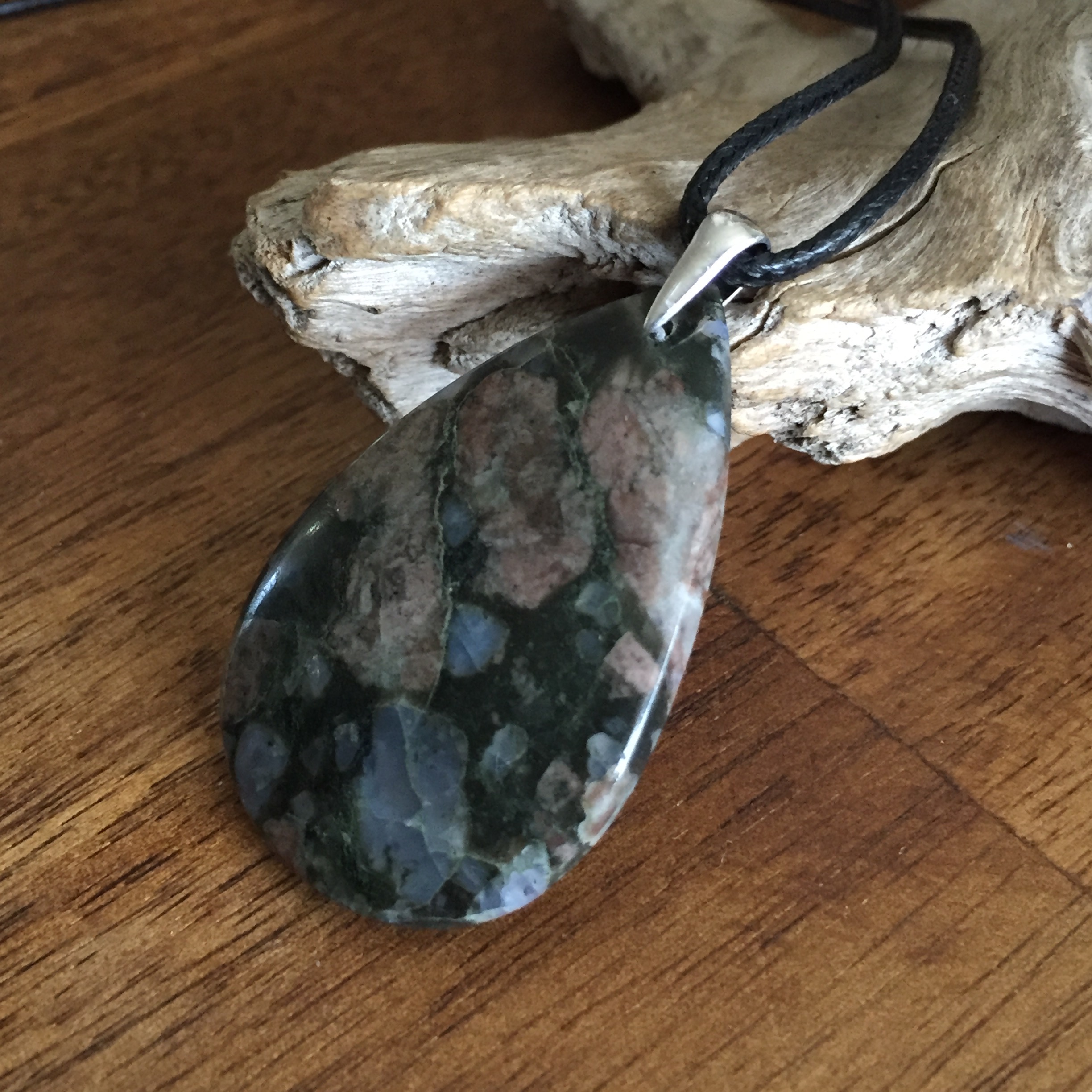 pendentif llanite, bélière argent 925, cordon coton ciré offert.