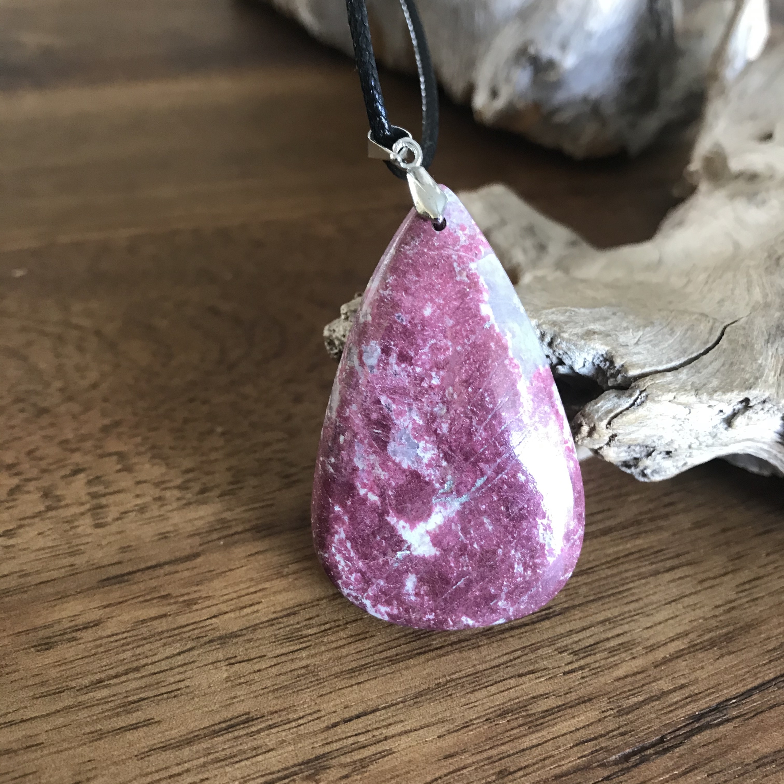 Pendentif thulite, bélière argent 925, cordon coton ciré offert.