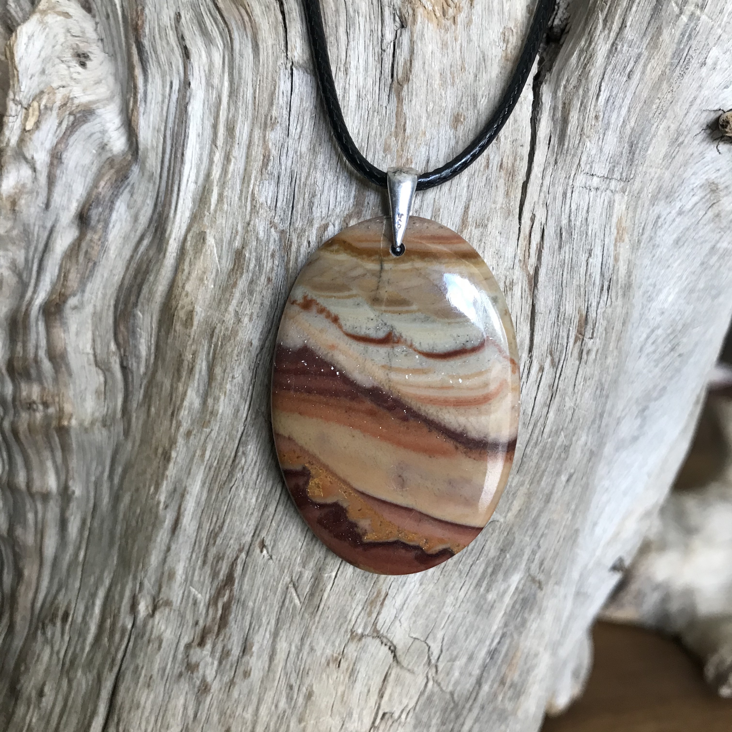 Pendentif Dolomite, bélière argent 925, cordon coton ciré offert.