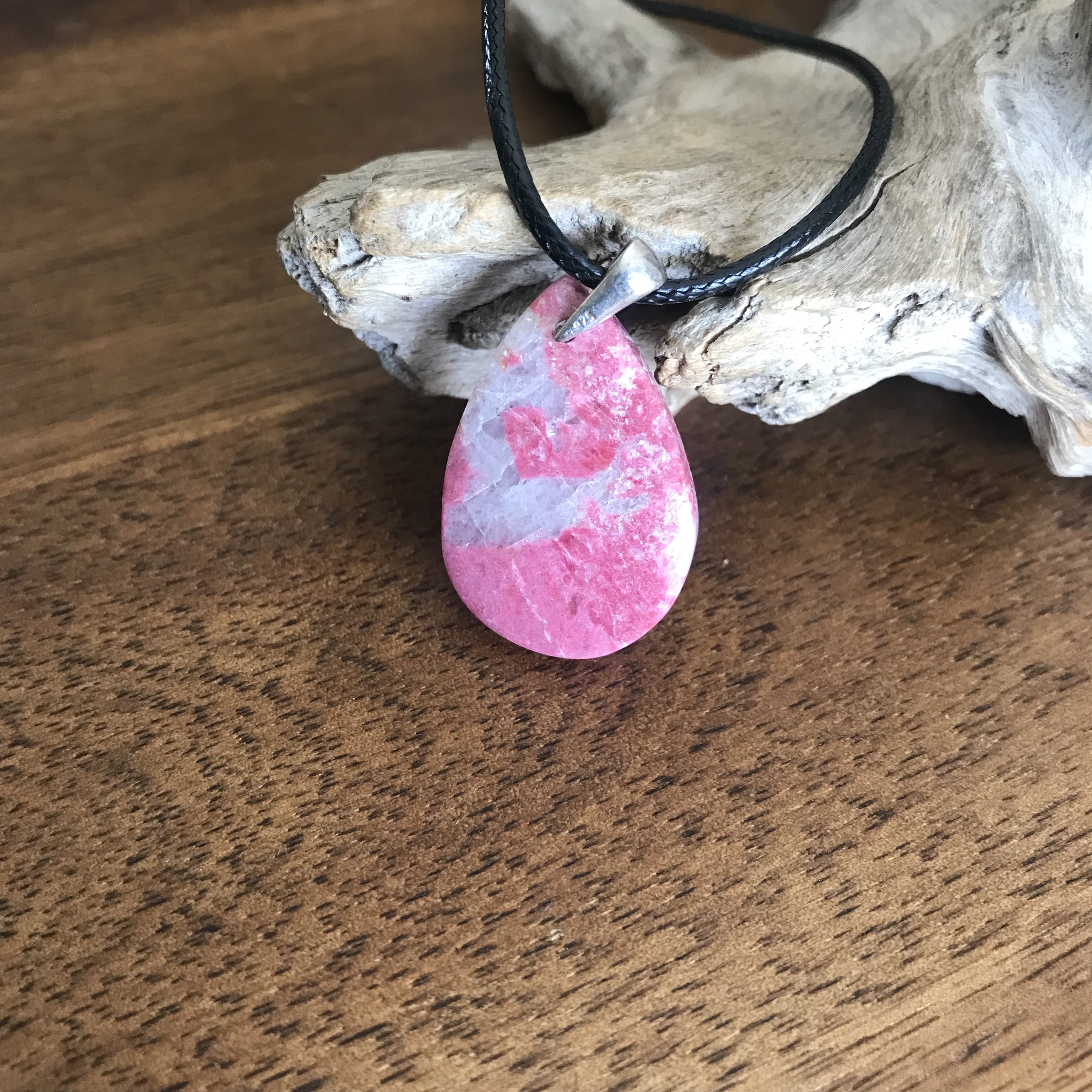 Pendentif thulite, bélière argent 925.