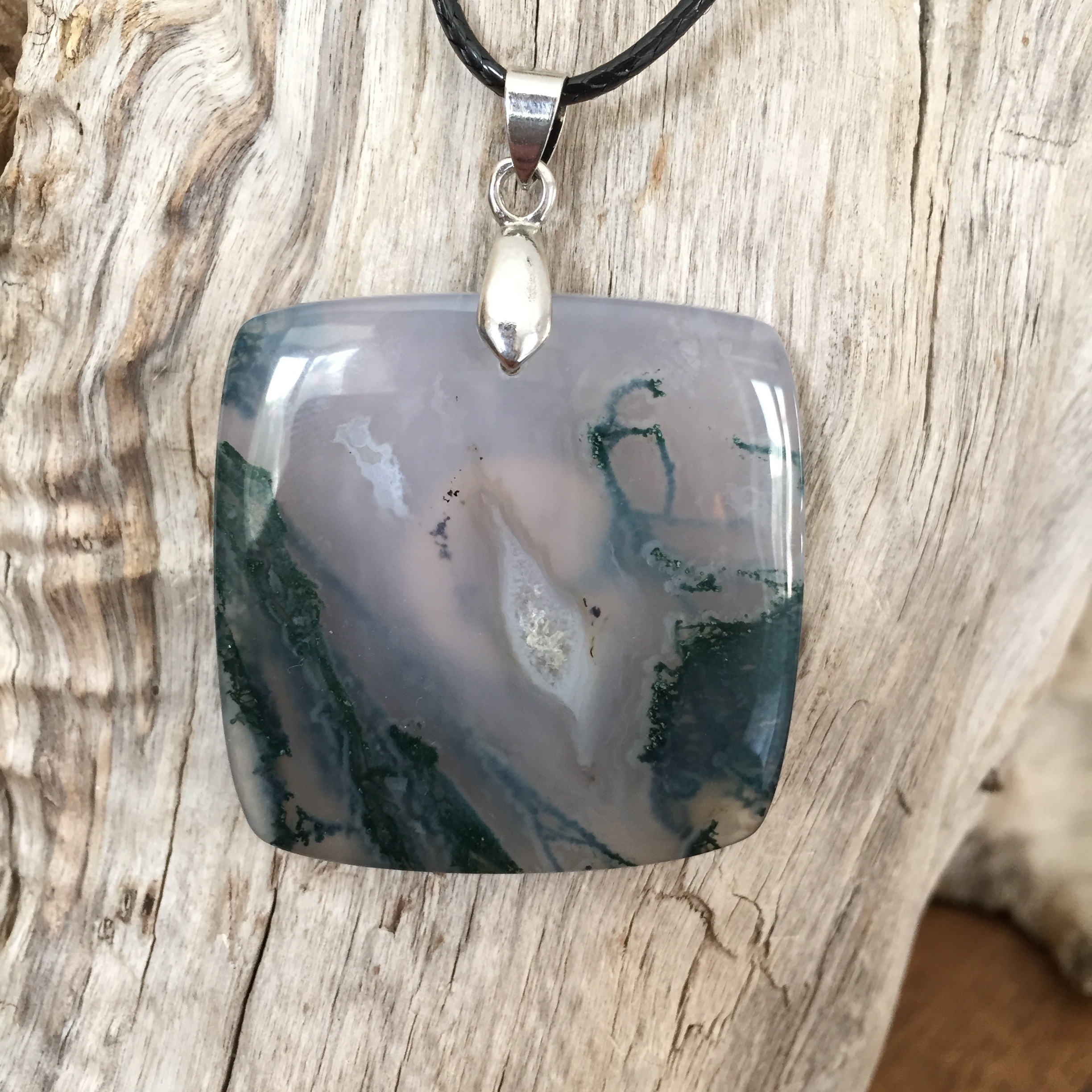 Pendentif Agate mousse, cordon coton ciré offert