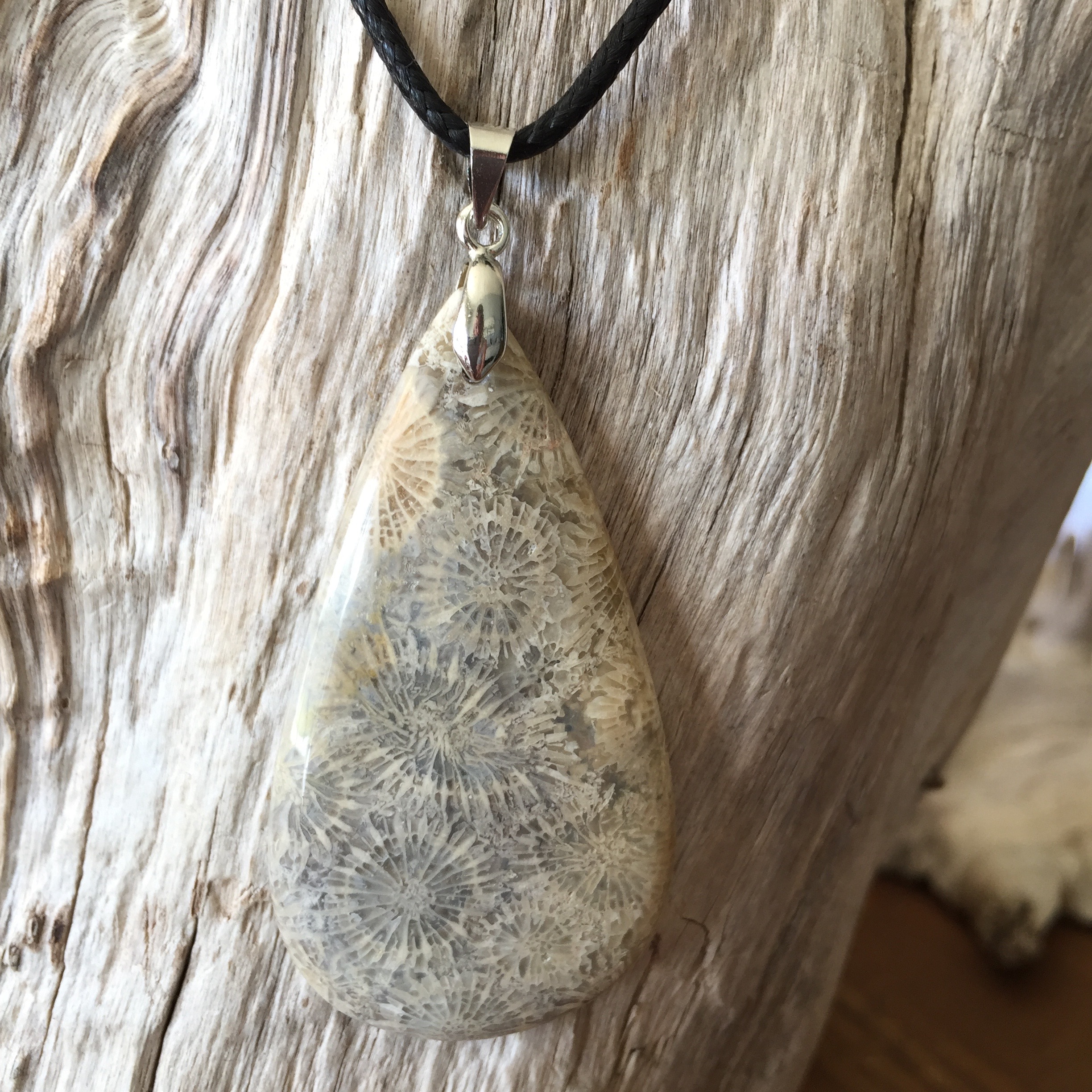 Pendentif corail fossil, cordon coton ciré offert
