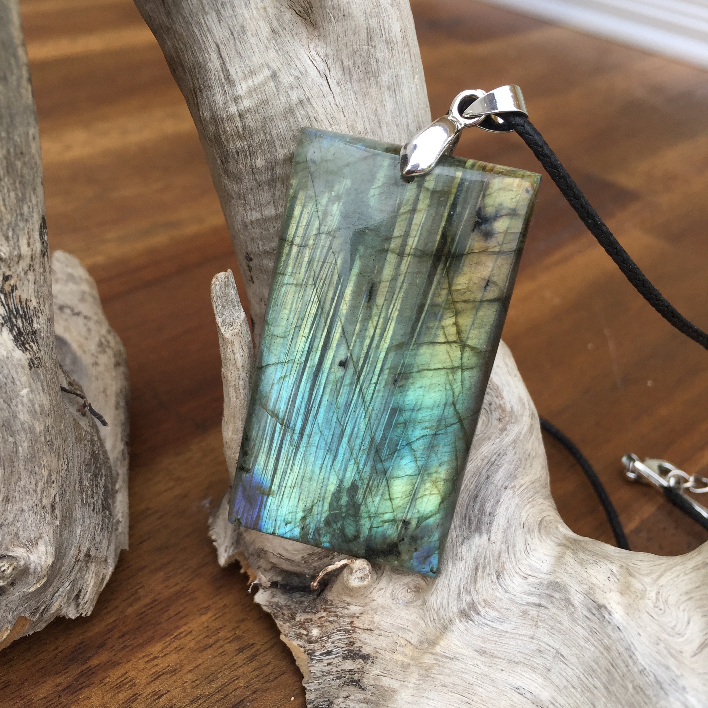 Pendentif labradorite, cordon coton ciré offert