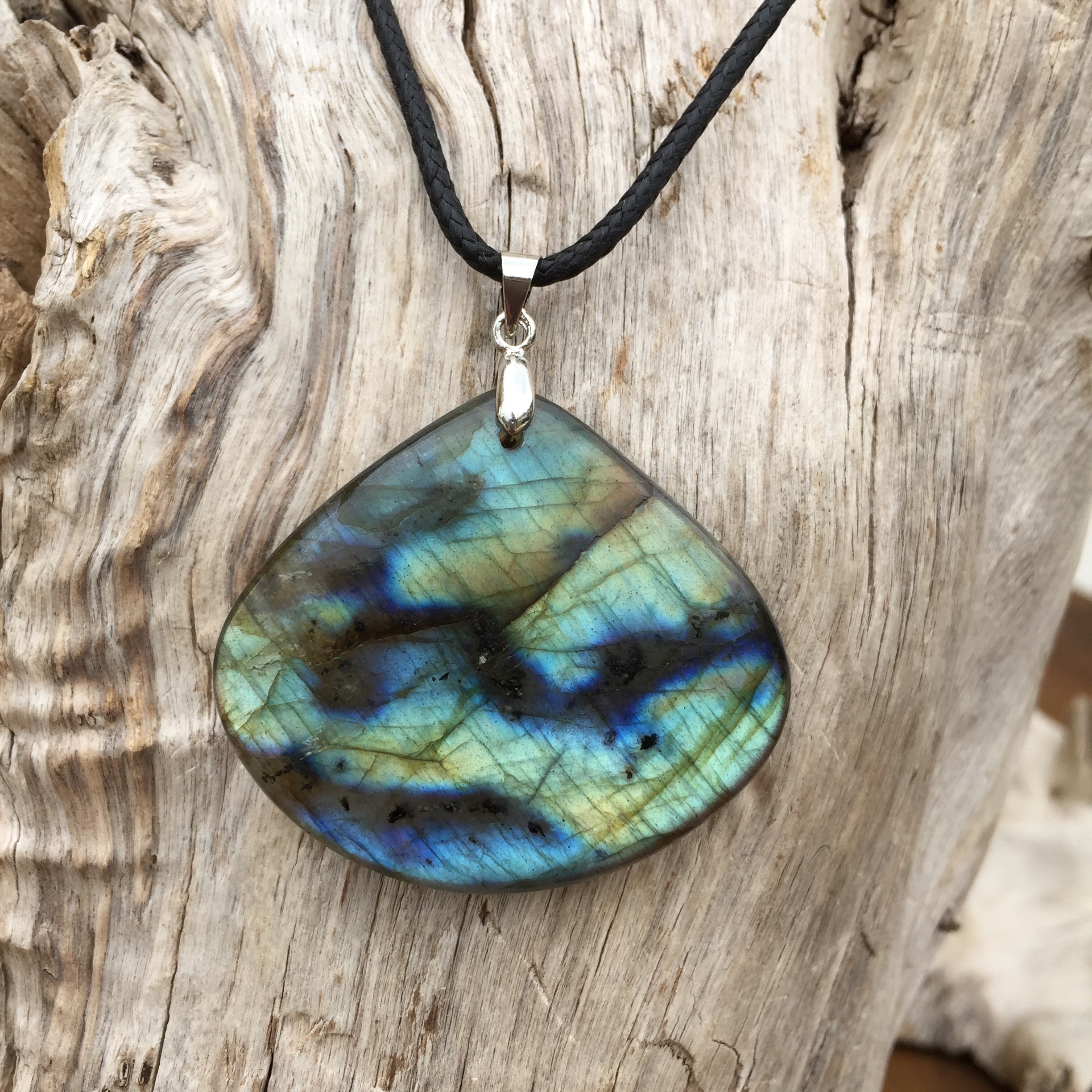 Pendentif labradorite, cordon coton ciré offert