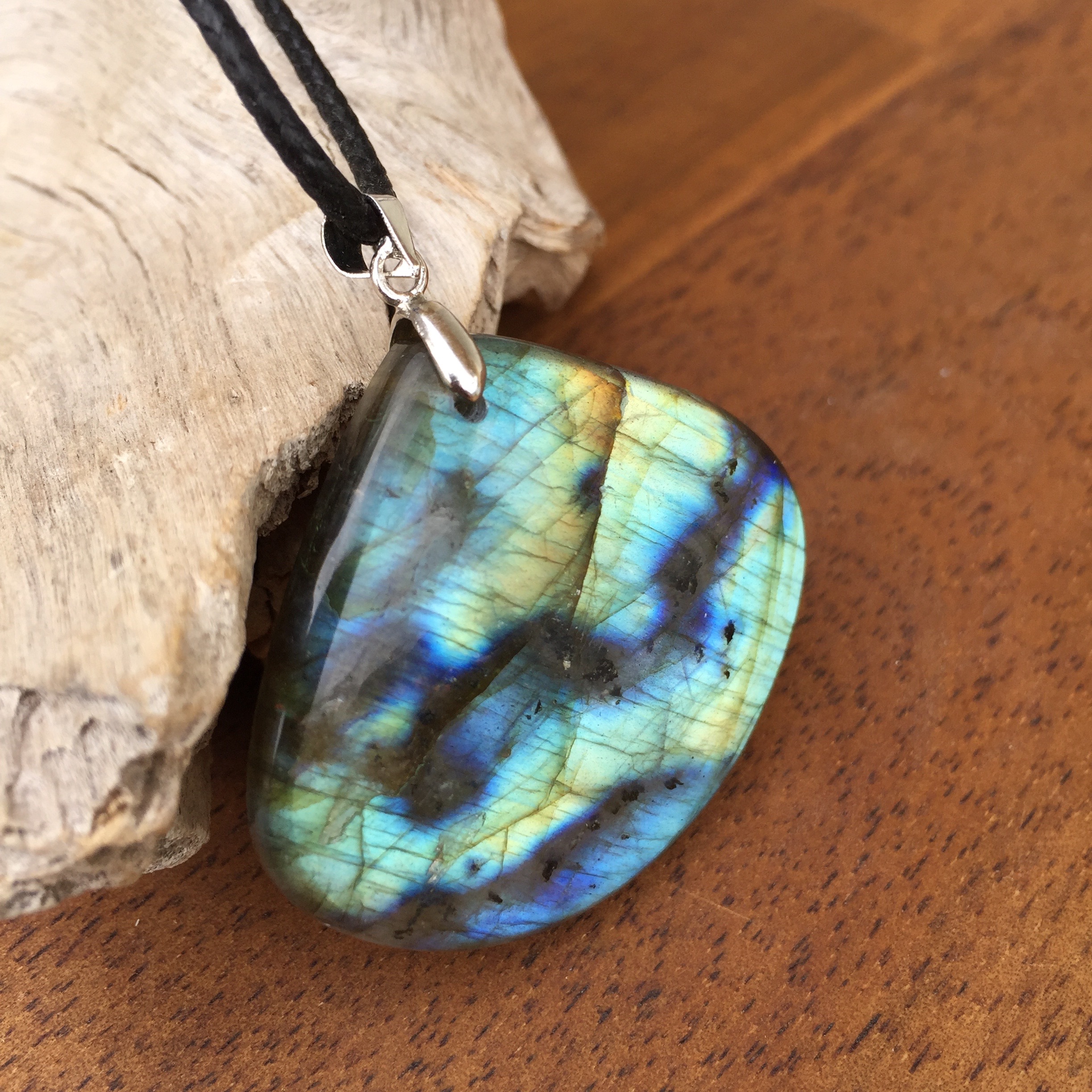 Pendentif labradorite, cordon coton ciré offert