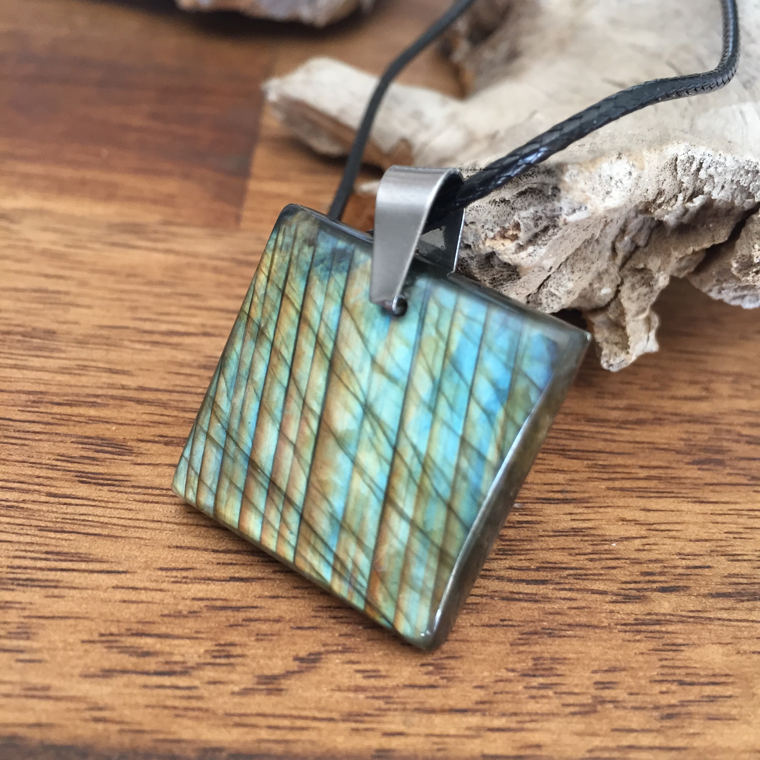 Pendentif labradorite, bélière acier inoxydable, cordon coton ciré offert