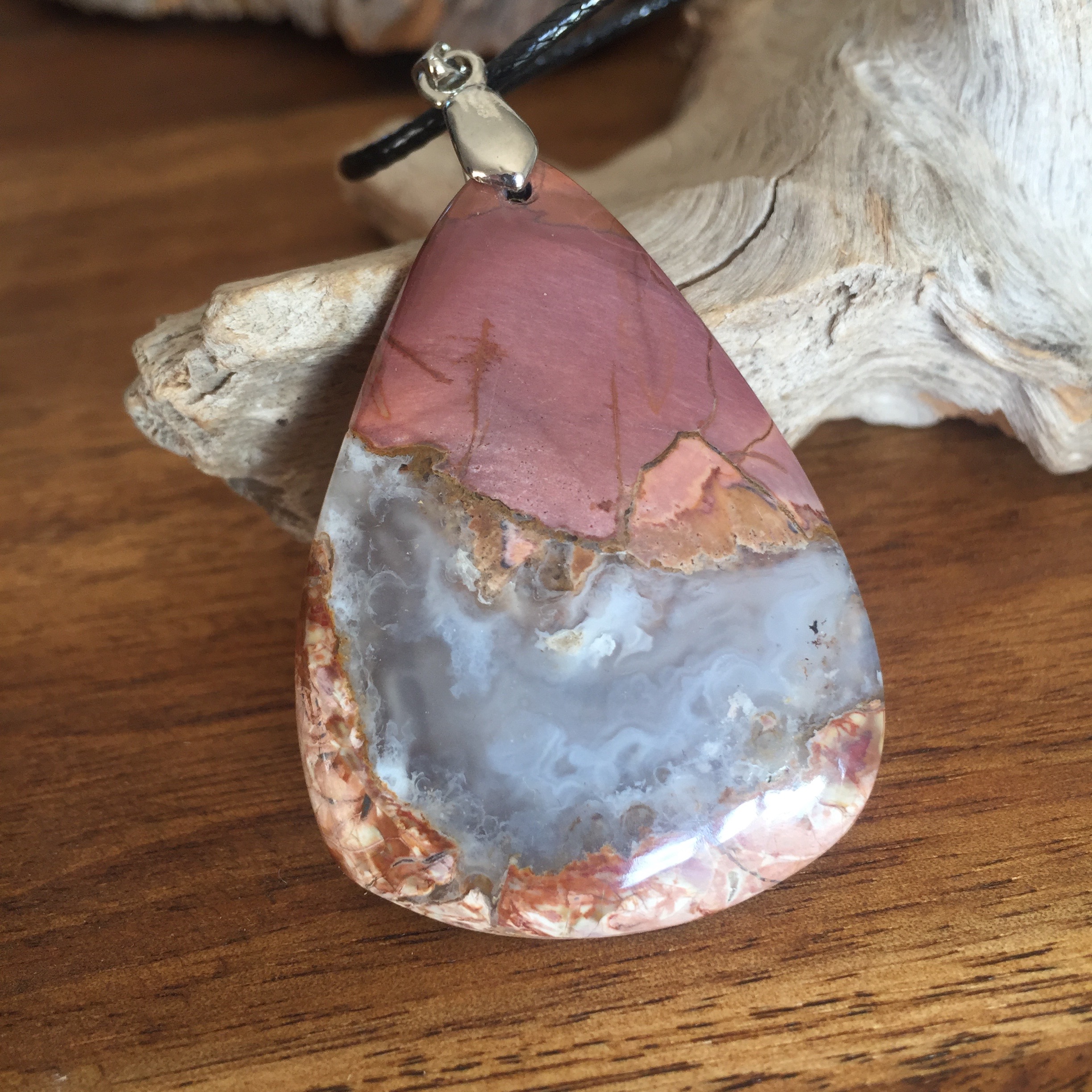 Pendentif Jaspe, cordon coton ciré offert
