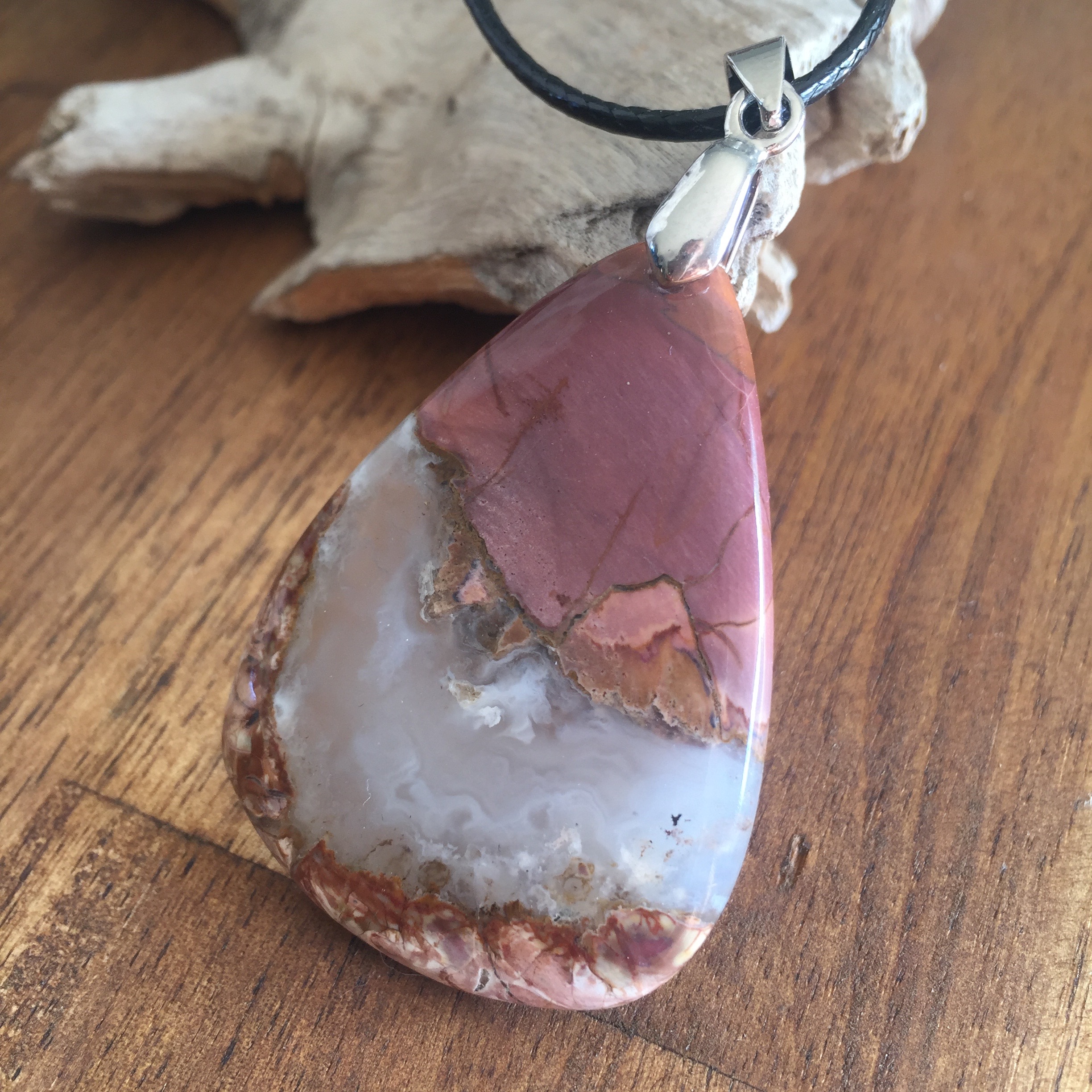 Pendentif Jaspe, cordon coton ciré offert