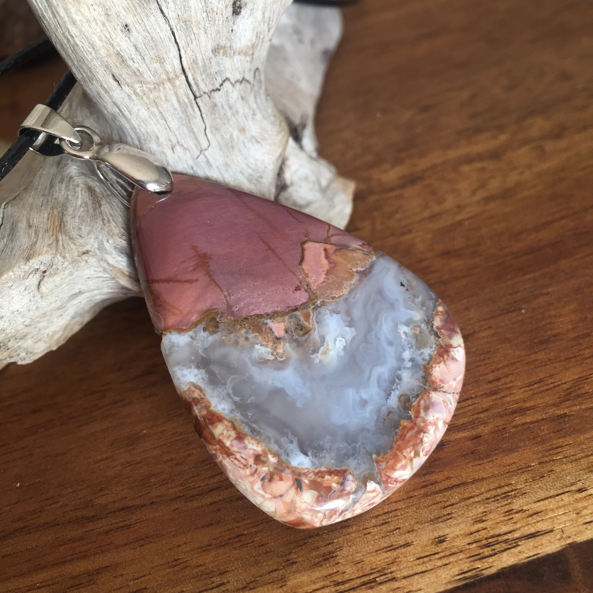 Pendentif Jaspe, cordon coton ciré offert
