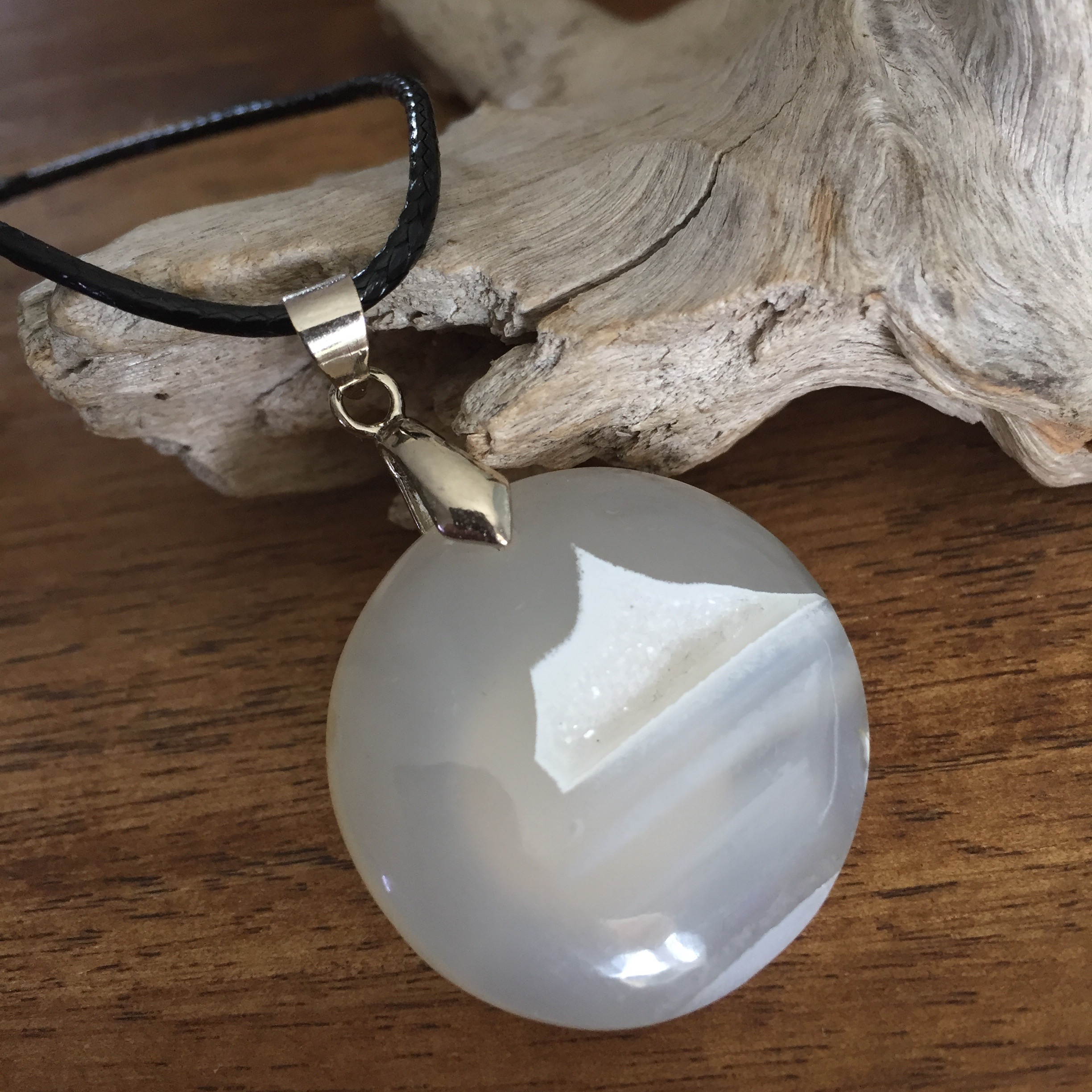 Pendentif Onyx Blanc, cordon coton ciré offert