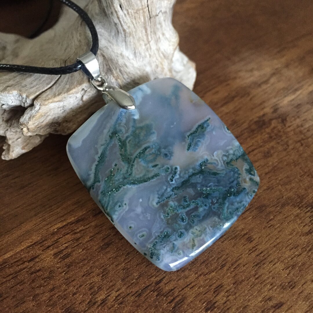 Collier Pendentif Doré Vieilli Avec Agate Mousse Et Perle Blanche – Pièce Unique Et Artisanale