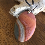 Pendentif Jaspe Polychrome, cordon coton ciré offert