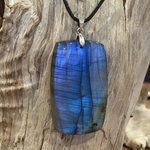 Pendentif Labradorite, cordon coton ciré offert