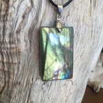 Pendentif labradorite, bélière argent 925, cordon coton ciré offert