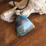 Pendentif labradorite, bélière argent 925, cordon coton ciré offert