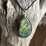 Pendentif labradorite, bélière argent 925, cordon coton ciré offert