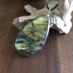 Pendentif labradorite, bélière argent 925, cordon coton ciré offert