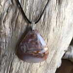 pendentif agate fleur, bélière argent 925, cordon coton ciré offert.
