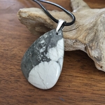 pendentif howlite, bélière argent 925, cordon coton ciré offert.