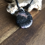 Pendentif Tourmaline, cordon coton ciré offert