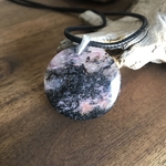 Pendentif Tourmaline, cordon coton ciré offert