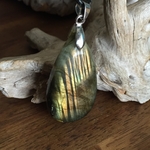 Pendentif labradorite, bélière argent 925, cordon coton ciré offert