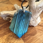Pendentif Labradorite Brute/polie, bélière acier inoxydable, cordon coton ciré offert