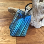Pendentif Labradorite Brute/polie, bélière acier inoxydable, cordon coton ciré offert