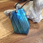 Pendentif Labradorite Brute/polie, bélière acier inoxydable, cordon coton ciré offert
