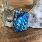 Pendentif Labradorite Brute/polie, bélière acier inoxydable, cordon coton ciré offert