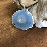 Pendentif Calcédoine bleue (agate blue lace), cordon coton ciré offert