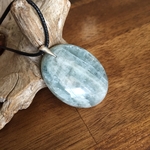 Pendentif Aigue Marine, cordon coton ciré offert