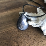 Pendentif Obsidienne dorée, bélière argent 925, cordon coton ciré offert.