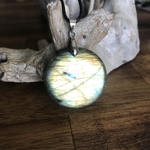 Pendentif labradorite, bélière argent 925, cordon coton ciré offert