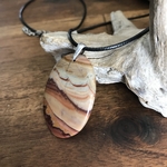 Pendentif Dolomite, bélière argent 925, cordon coton ciré offert.
