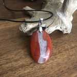 Pendentif Jaspe rouge, cordon coton ciré offert