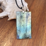 Pendentif labradorite, cordon coton ciré offert