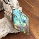 Pendentif labradorite, cordon coton ciré offert