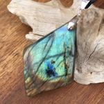 Pendentif labradorite, cordon coton ciré offert