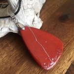 Pendentif Jaspe rouge, cordon coton ciré offert