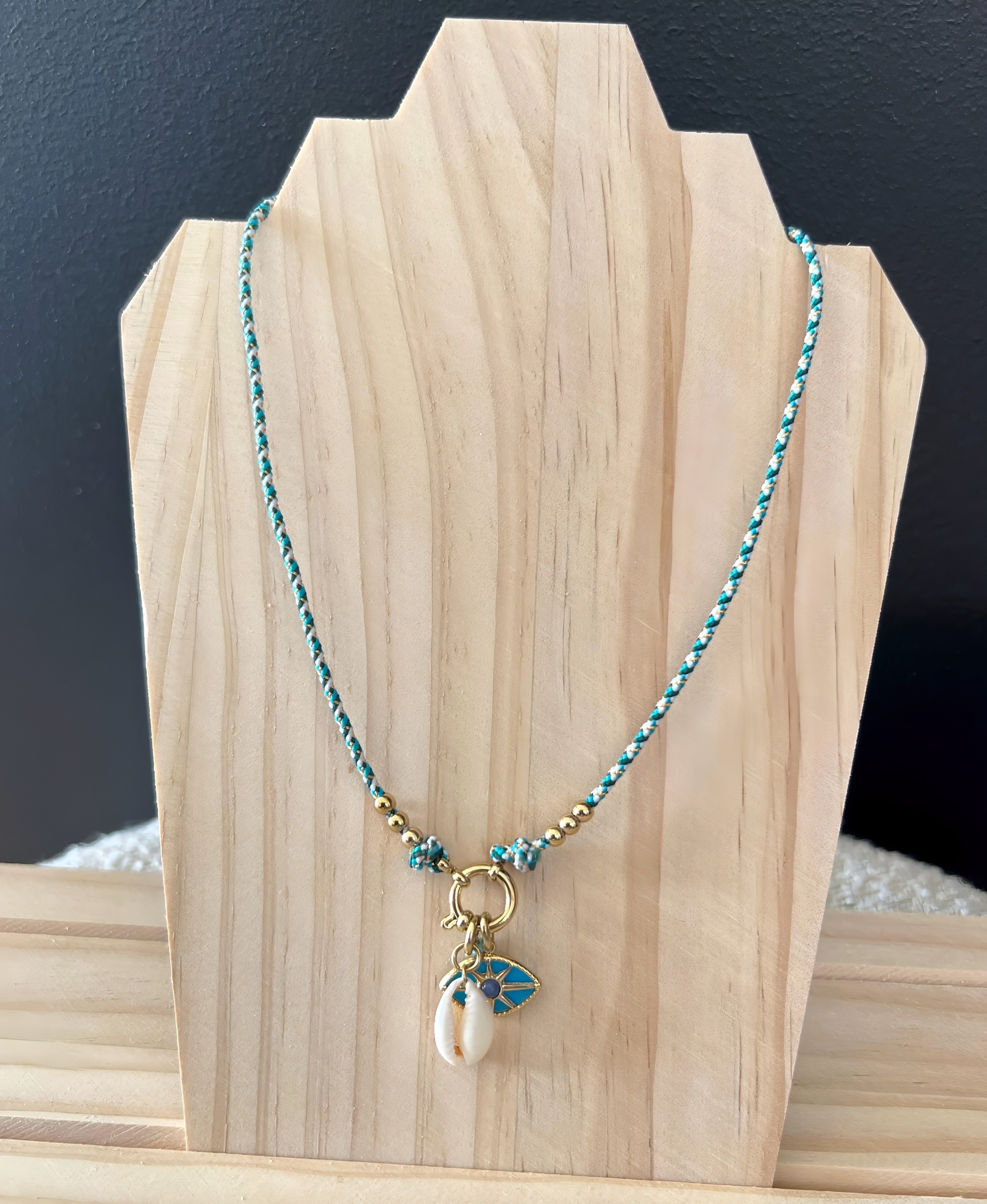 le collier blue -1