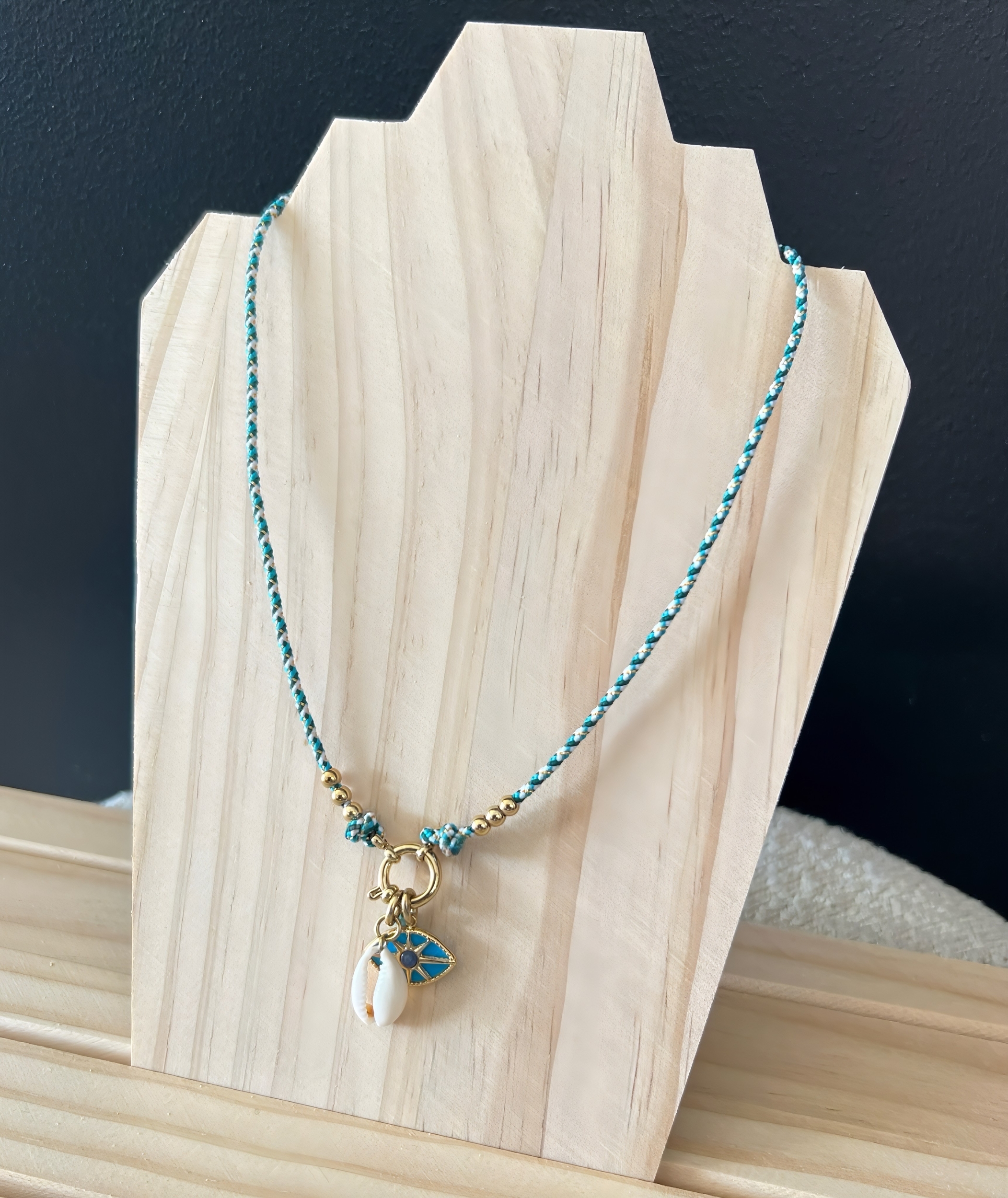 le collier blue -2